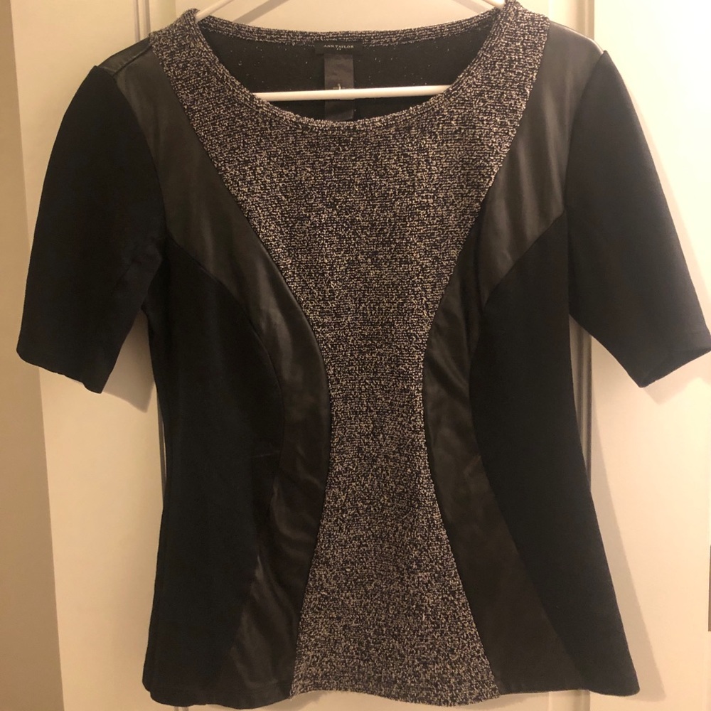 ANN TAYLOR - Textured Faux Leather Top